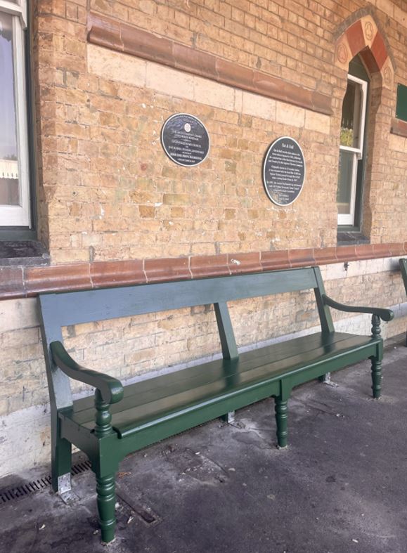 Southeastern & Chatham style platform bench